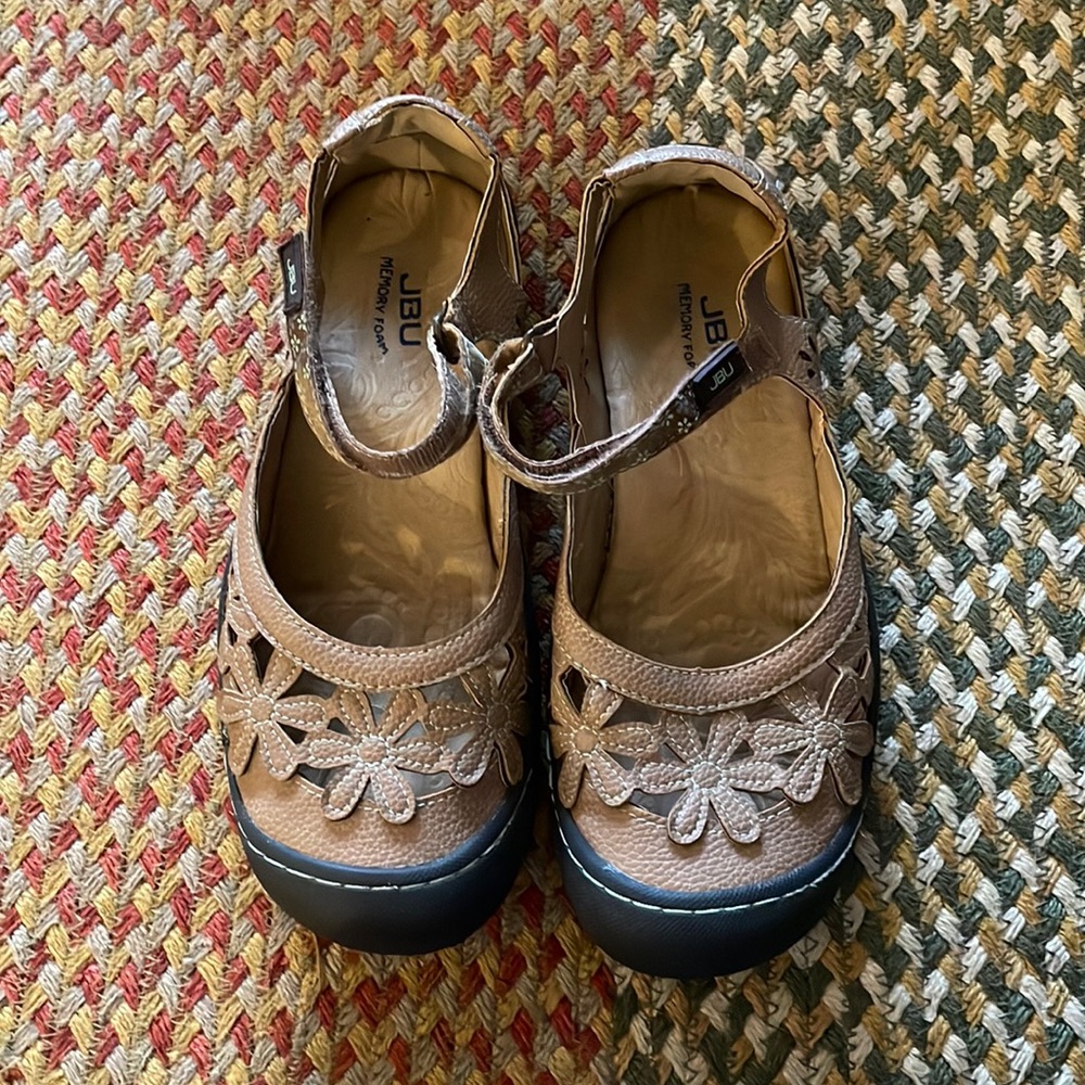 JBU tan floral Mary janes size 8